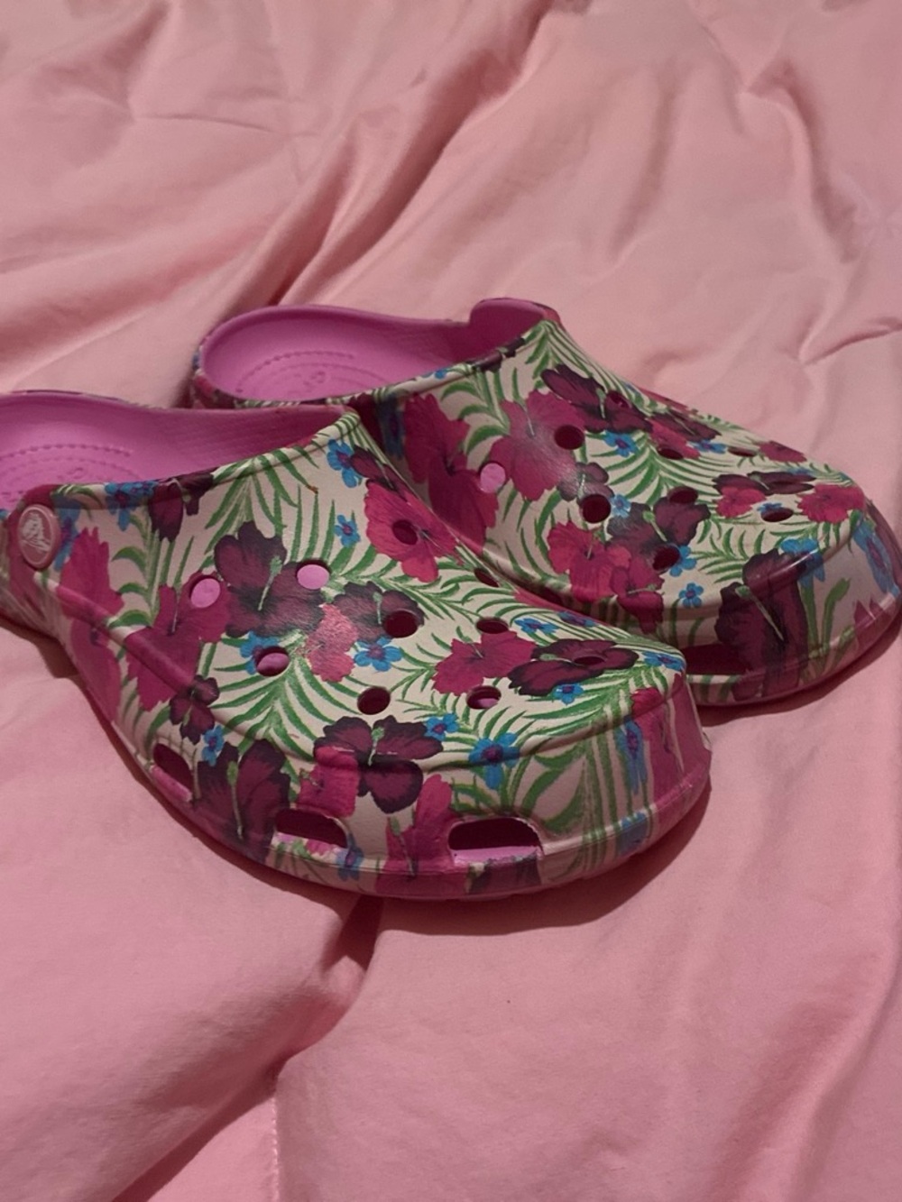 Women’s Freesail Pink Floral Crocs - Size 8 - Picture 2 of 4